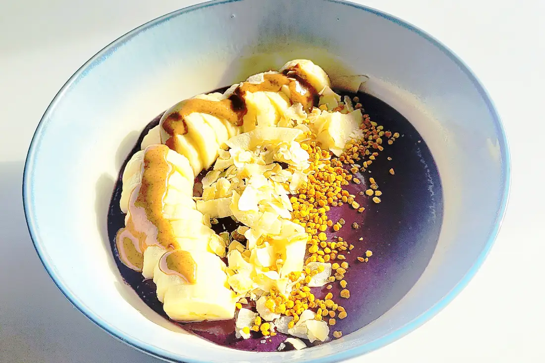 Smoothie bowl santé rempli de fibres et antioxydants, pollen d'abeille, beurre d'amande, vivandglow