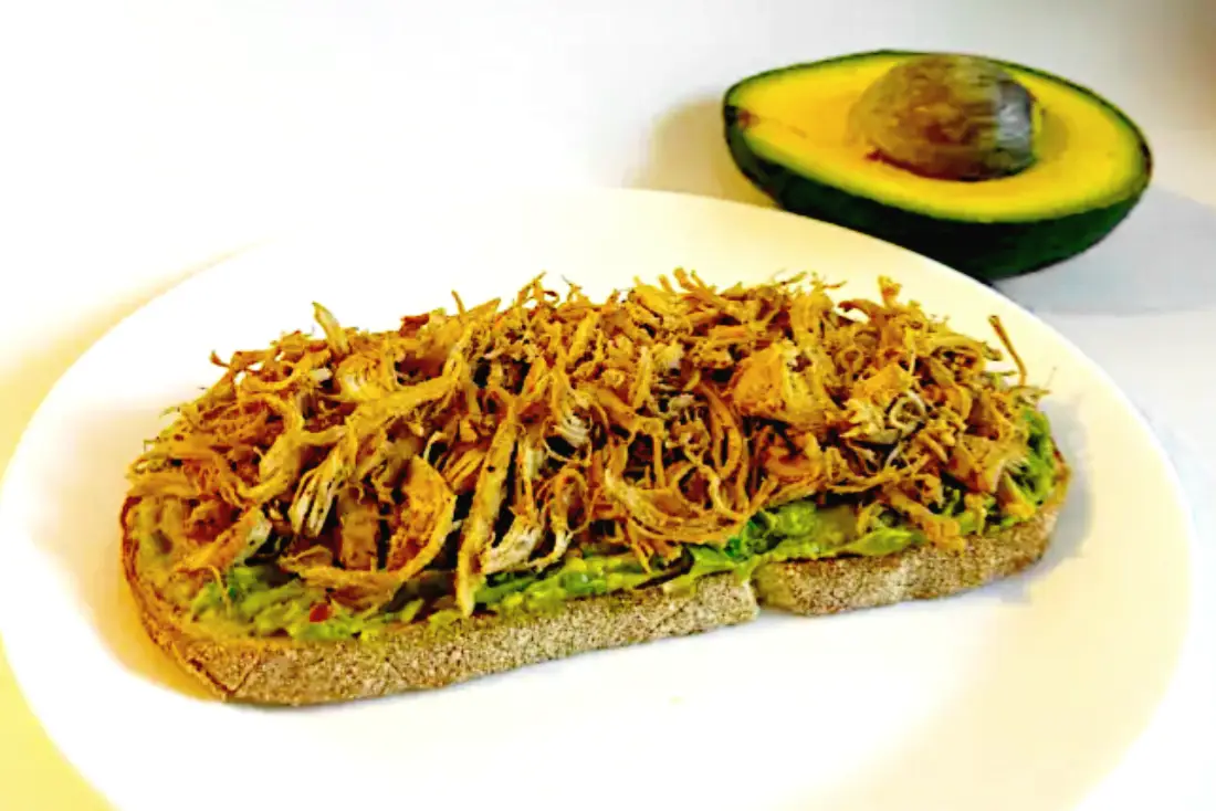 Toast au poulet, pain au levain, riche en protéines et bonnes graisses