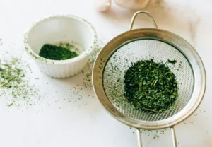 Ortie piquante en infusion, dose, acné, hormones, santé, bien être, vivandglow