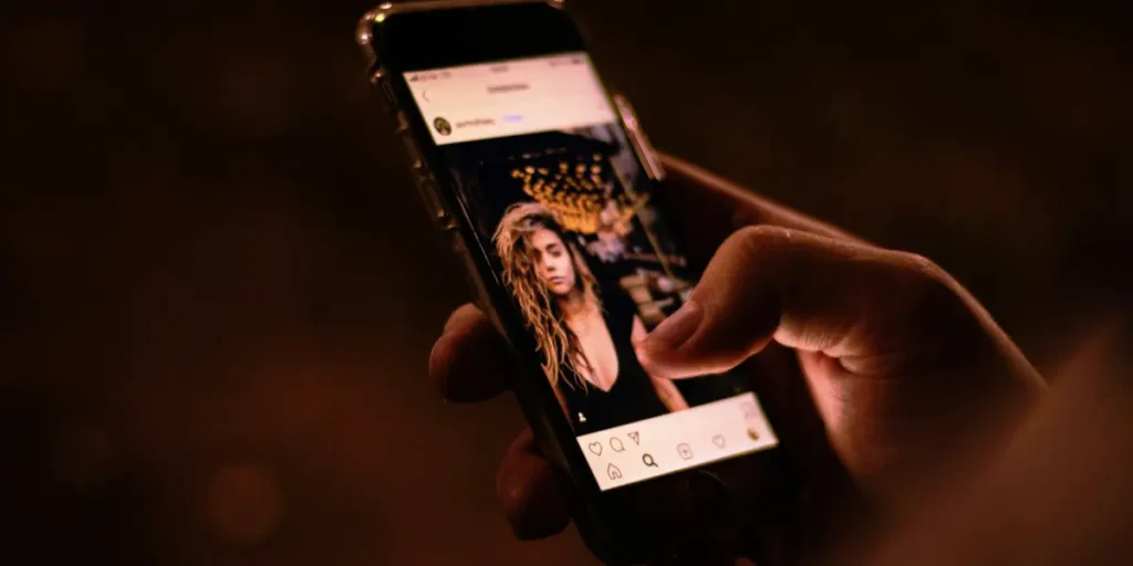 Se comparer avec d'autres femmes des réseaux sociaux.