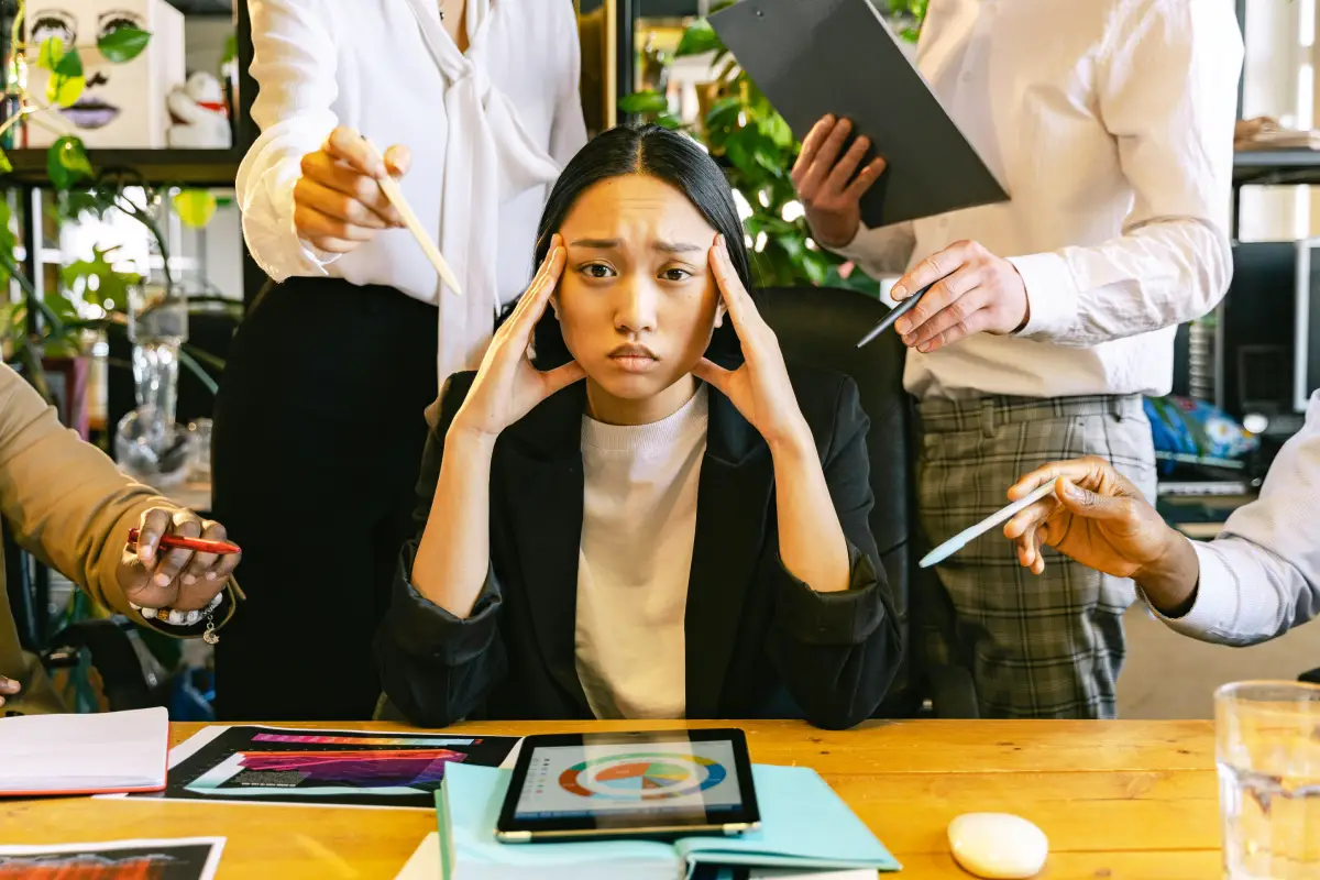 Femme occupée qui veut prendre soin d'elle