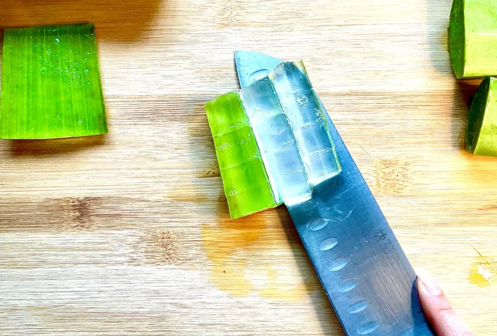 Feuille d'aloe vera, extraire le gel, belle peau, acné, bien être, vivandglow