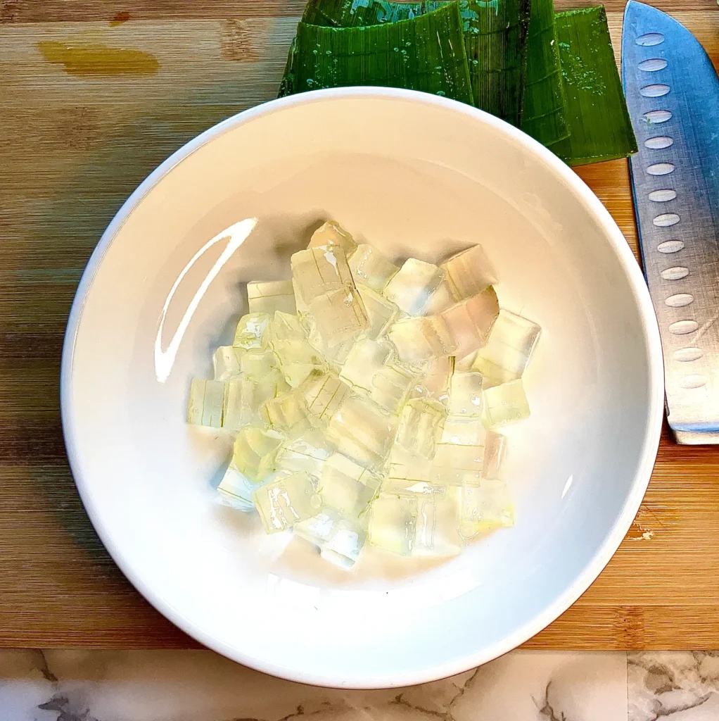 Feuille d'aloe vera, gel d'aloe vera, remède acné, belle peau, vivandglow