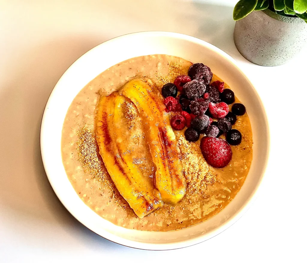 Gruau protéiné à la banane caramélisée, déjeuner élevé en protéines, santé, bien être, belle peau, acné, vivandglow