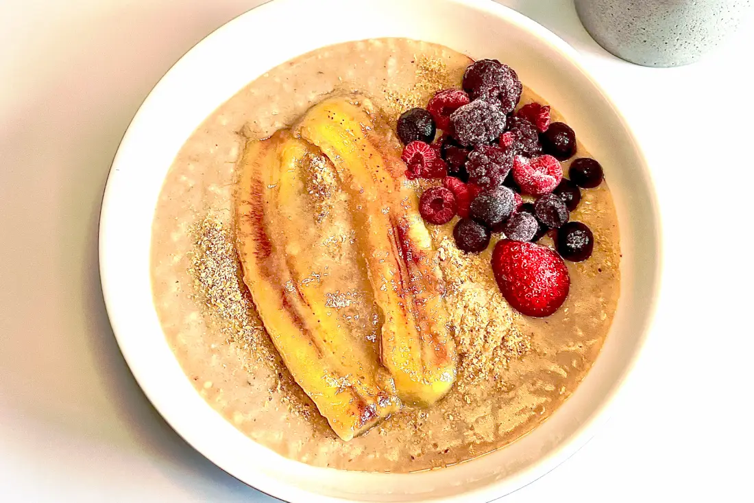 Gruau protéiné à la banane caramélisée rempli de fibres, d'antioxydants et de nutriments, belle peau, protéines, vivandglow