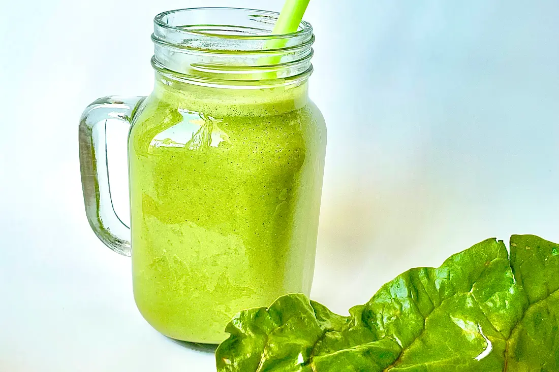 Smoothie vert potéiné au kéfir rempli d'antioxydants, de vitamines et de probiotiques
