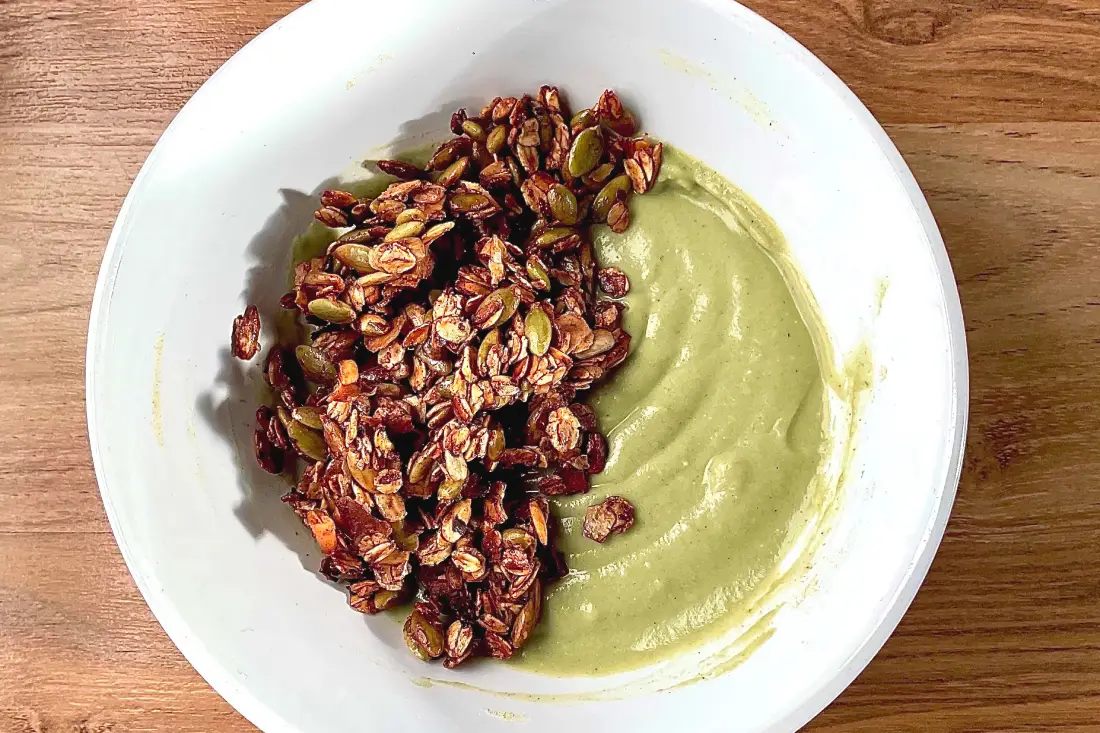 Granola et yogourt rempli de fibres, protéines et vitamines, vivandglow