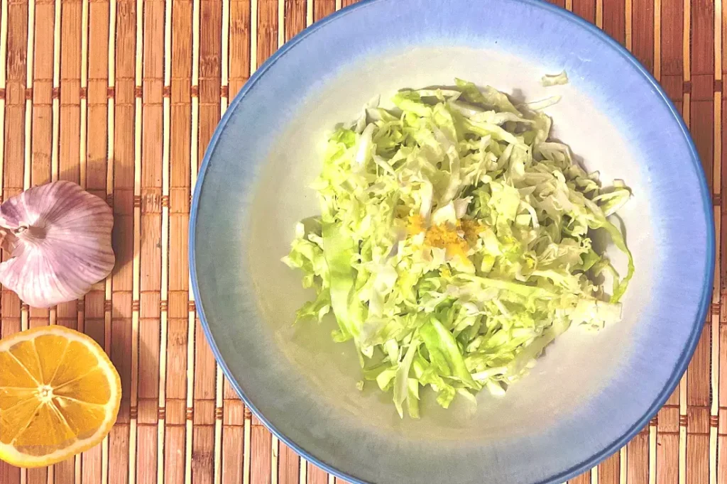 Salade de choux riche en fibres et en soufre organique, belle peau, minéraux, vivandglow