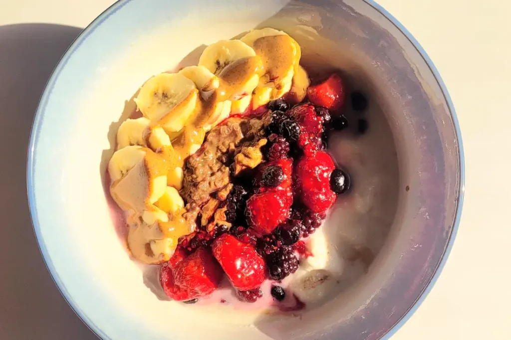 Porridge au quinoa protéiné au chocolat, ingrédients naturels, santé, fibres, acné, beauté, vivandglow