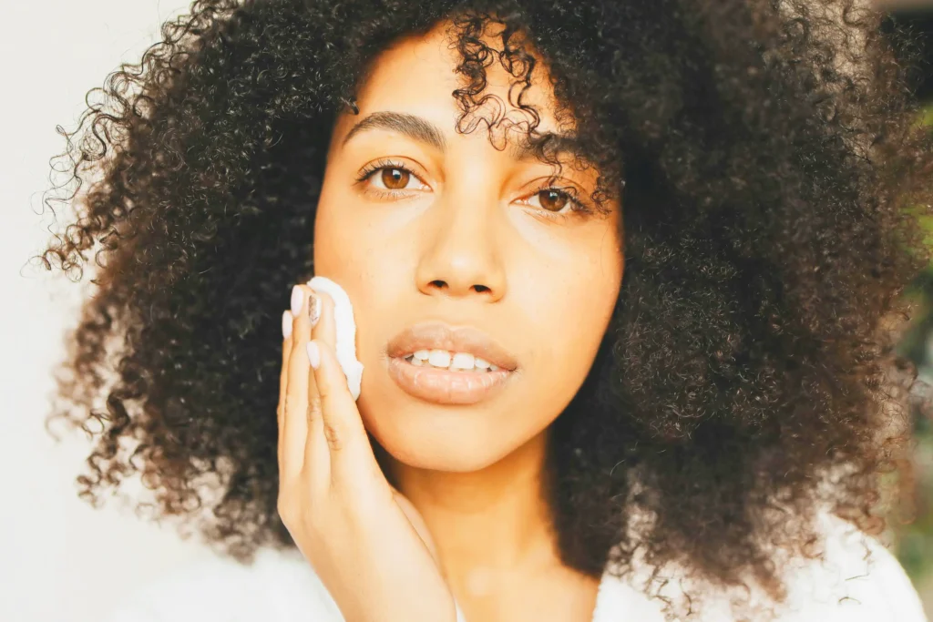 Soins de la peau, skincare, soins adaptés pour la peau, folliculite à malazessia, acné, peau grasse, peau huileuse, belle peau, produits bien formulés, vivandglow